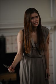 American Horror Story – Mit einer Glasscherbe bewaffnet macht sich Hayden McClaine (Kate Mara) auf den Weg in das Haus der Harmons, um Vivien endlich reinen Wein einzuschenken ...