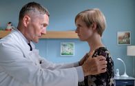 In aller Freundschaft – SENDER: ARD - SENDETITEL: In aller Freundschaft Folge 828 - UNTERTITEL: Zukunftsklänge - CAPTION: ARD/MDR IN ALLER FREUNDSCHAFT FOLGE 828, "Zukunftsklänge" Uhr im ERSTEN..Dr. Kaminski (Udo Schenk) kann die Wut von Friederike Kamp (Sophie Rogall) irgendwie nachvollziehen, aber jetzt ist definitiv der falsche Zeitpunkt um sich Luft zu machen und einen Schuldigen an dem Unfall zu bestimmen. Nun sollte es nur darum gehen, ihrem kleinen Sohn zu helfen..