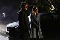 Castle – Eine Schulfreundin von Castle (Nathan Fillion, l.) wird ermordet, während er dabei zusieht. Doch sämtliche seiner Theorien werden von Kate (Stana Katic, r.) widerlegt ...