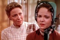 Unsere kleine Farm – Mary (Melissa Sue Anderson, r.) macht sich große Sorgen um ihren Ehemann. Caroline (Karen Grassle, l.) versucht, ihre Tochter zu trösten.