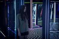 Crazy Fun Park – Violetta (Hannah Ogawa) besucht das Spiegellabyrinth.