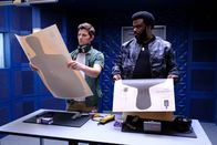 Ghosted – Max (Adam Scott, l.) ermutigt Leroy (Craig Robinson, r.), mit einer Polizistin zu flirten, als sich die beiden mit einem neuen Fall beschäftigen müssen ...