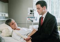 Bianca – Pascal (Michael Rotschopf, r.) besucht seinen Vater Alexander (Peter Hladik, l.) im Krankenhaus.