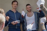 Im Knast – Neuhäftling Malte (Jörg Hartmann, l.) und Erdem (Denis Moschitto, r.) haben die Wurst und drehen damit den Knast auf links.
