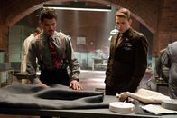 Captain America: The First Avenger – Lässt sich von dem kongenialen Erfinder Howard Stark (Dominic Cooper, l.) mit einem noch wirkungsvolleren Schutzschild ausstatten, um in einem letzten Gefecht den Oberschurken schlechthin zu besiegen: Steve Rogers (Chris Evans, r.) ...