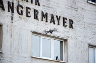 Spiel mit dem Feuer - Die Ofenbauer – Detailaufnahme vom Gebäude "Ofenkeramik Angermayer“ und der Drohne
