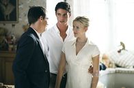 Match Point – Tom (Matthew Goode, m.) stellt Chris (Jonathan Rhys Meyers) seine attraktive Verlobte Nola (Scarlett Johansson, r.) vor.