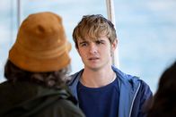 Alex Rider – Tom (Brenock O'Connor, l.) befragt Alex (Otto Farrant, r.) zu seinen Fotos – gibt es womöglich neue Hinweise?