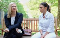 In aller Freundschaft – SENDER: ARD - SENDETITEL: In aller Freundschaft Folge 823 - UNTERTITEL: Verschüttet - CAPTION: ARD/MDR IN ALLER FREUNDSCHAFT FOLGE 823, "Verschüttet" Uhr im ERSTEN..Tessa Möhrenschläger (Maya Bothe, li.) muss sich von ihrer Lebensgefährtin Karen vorhalten lassen, bei einem Lawinenunglück nur sich selbst gerettet zu haben, während Karen verschüttet wurde. Das Tessa nur so Hilfe holen konnte und Tessa somit das Leben gerettet hat, blendet ihre Freundin aus. Durch die ganzen Vorwürfe fängt Tessa jedoch tatsächlich an zu zweifeln, ob sie richtig gehandelt hat. Oberschwester Arzu (Arzu Bazman, re.) versichert Tessa, dass ihre Entscheidung richtig war..