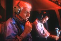 Diagnose: Mord – Mark (Dick Van Dyke, l.) und der Pilot Martin (Maury Sterling, r.), der jedoch nur Erfahrung mit kleinen Maschinen hat, versuchen, den Jumbo zu landen ...