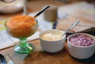 Zu Tisch ... – Kalix-Kaviar, Crème fraîche und rote Zwiebeln