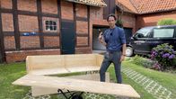 Die Tricks... – Jo Hiller mit einem Sarg zum Selbstbauen.