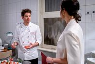 Sturm der Liebe – Sophia (Krista Birkner, r.) nervt Kilian (Anthony Paul, l.) mit Sonderwünschen für den Presse-Empfang.