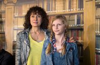 Großstadtrevier – Harry Möller (Maria Ketikidou, l.) mag Louise (Carlotta von Falkenhayn, r.), die sich für ihre kranke Freundin einsetzt.