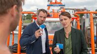 SOKO Wismar – Karoline Joost (Nike Fuhrmann, r.) und Lars Pöhlmann (Dominic Boeer, M.) sind hoch motiviert, den Mörder von Carl Lauritzen zu finden. Der ist nämlich jahrzehntelang ein sehr guter Freund von ihrem Chef gewesen. Wer hat Reuters Freund ermordet? Ist es Bootsführer Tim Horn (Florian Steffens, l.) gewesen? Der soll nämlich einen heftigen Streit mit dem Opfer gehabt haben.