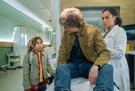 In aller Freundschaft – Sven Schiller (Simon Steinhorst) kommt mit einer schweren Lungenentzündung in die Sachsenklinik. Er kann sich kaum auf die Untersuchung durch Dr. Lucia Böhm (Vanessa Rottenburg, re.) konzentrieren, weil er die ganz Zeit damit beschäftigt ist, seine kleine Tochter Isa (Minou troll, li.) die Sorge zu nehmen.