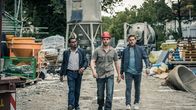 SOKO München – Franz Ainfachnur (Christofer v. Beau, l.) und Dominik Morgenstern (Joscha Kiefer, r.) befragen Chris Huffinger (Max Wagner, M.).