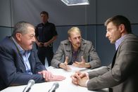 Die Rosenheim-Cops – Die Kommissare Hofer (Joseph Hannesschläger, l.) und Hansen (Igor Jeftic, r.) vernehmen Kilian Zimmermann (Maik Rogge, M.), den angeblichen Sohn des Opfers.