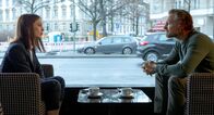 Bad Banks – Die Kontrahenten Jana Liekam (Paula Beer) und Gabriel Fenger (Barry Atsma) treffen sich. Ist da noch etwas zwischen den beiden?
