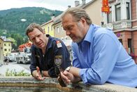 Der Alte – Der ortsansässige Polizeichef Maximilian Sailer (Johannes Zeiler, l.) ist überzeugt davon, dass die Schüsse - zum Schutz der Geiseln - allesamt vom zuständigen MEK abgefeuert wurden. Voss (Jan-Gregor Kremp, r.) und sein Team der Münchner Mordkommission hingegen zweifeln schon bald an dieser Theorie?