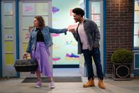 Call Me Kat – Kat (Mayim Bialik, l.); Carter (Julian Gant, r.)