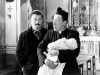 Don Camillo und Peppone – Don Camillo (Fernandel, rechts) weigert sich, das Baby seines Lieblingsfeindes Peppone (Gino Cervi) zu taufen.