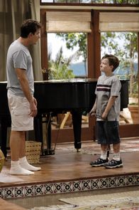 Two and a Half Men – Im Chaos: Charlie (Charlie Sheen, l.) und Jake (Angust T. Jones, r.) ...