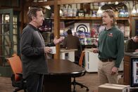 Last Man Standing – Mike (Tim Allen, l.) macht sich Sorgen um Kyle (Christoph Sanders, r.), da dieser in einen Unfall verwickelt war ...