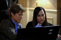 MacGyver – Als die Patentochter von Matty Webber (Meredith Eaton, r.) auf brutale Weise erschossen wird, glaubt MacGyver (Lucas Till, l.), dass der berüchtigte Zodiac-Mörder aus den 70er Jahren wieder sein Unwesen treibt. Können sie ihn endlich ausfindig machen?