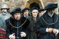 Wolf Hall – Die Lords bringen Thomas Cromwell (Mark Rylance, 4.v.l.) zum Tower.