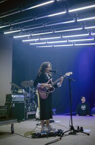 Echoes – Nilüfer Yanya singt und spielt Gitarre auf der Bühne.