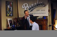 How I Met Your Mother – Während Barney (Neil Patrick Harris, l.) und Ted (Josh Radnor, r.) eine Bar namens "Puzzles" eröffnen, springt Robin für einen betrunkenen Nachrichtensprecher ein ...