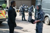 Trigger Point – Die Gefahr ist noch nicht gebannt: Entschärfer Joel (Adrian Lester, l.) bittet Inspector Robbins (Cal MacAnich, r.), den Tatort noch weiträumiger abzusperren.