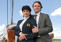 Insel des Lichts – Nora (Christine Neubauer) hat sich in ihren Arzt Dr. Leonhard (Eric Langner) verliebt.