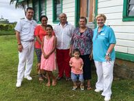 Verrückt nach Meer – Gruppenfoto von Kapitän Froenenbroek, Kreuzfahrtdirektorin Manuela Bzdega und der Familie des Fischers Vai. Der Kapitän besucht mit der Kreuzfahrtdirektorin den Fischer Vai und seine Familie. Der Kapitän hat ihn zusammen mit fünf anderen Fischern 2017 mit der Albatros aus Seenot gerettet.