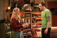 The Big Bang Theory – Gute Freunde: Penny (Kaley Cuoco, l.) und Sheldon (Jim Parsons, r.) ...