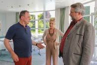 Die Rosenheim-Cops – Christine Hauck (Ursula Gottwald) ist erstaunt, dass ihr Mann Bernd (Thomas Dehler, l.) vor Stadler (Dieter Fischer, r.) zugibt, von der Affäre seiner Frau gewusst zu haben.
