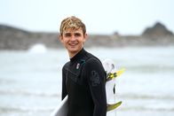 Alex Rider – Nach den Ereignissen der Vergangenheit soll Alex (Otto Farrant) wieder das normale Leben eines Teenagers leben. Doch das Geschehene lässt ihn nicht los.