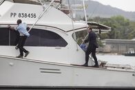 Death in Paradise – Dwayne Myers (Danny John-Jules (l.) und DI Richard Poole (Ben Miller (r.) verfolgen eine Verdächtige.