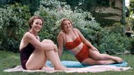 Princess Cyd – Miranda (Rebecca Spence, li.) und ihre Nichte Cyd (Jessie Pinnick) genießen ein Sonnenbad im Garten.