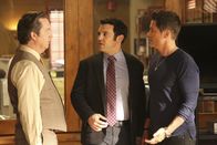 The Grinder - immer im Recht – Erkennen Todd (Steve Little, l.), Stewart (Fred Savage, M.) und Dean (Rob Lowe, r.) zu spät, wer wirklich hinter der Anklage gegen Dean Sr. und seine Kanzlei steckt?