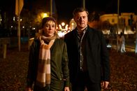Der Samstagskrimi: München Mord – Betrunken betritt Ludwig Schaller erneut den Weg des Opfers. Angelika Flierl (Bernadette Heerwagen) und Harald Neuhauser (Marcus Mittermeier) begleiten ihn dabei aus sicherer Distanz.