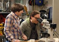 The Big Bang Theory – Planen einen ganz besonderen Valentinstag für ihre Frauen: Leonard (Johnny Galecki, r.) und Howard (Simon Helberg, l.) ...