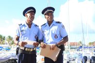 Death in Paradise – Dwayne Myers (Danny John-Jules, l.) und JP (Tobi Bakare, r.) sind bei ihren Ermittlungen in ihrem Element.