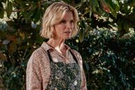 Signora Volpe – Sylvia Fox (Emilia Fox) fühlt sich beobachtet.