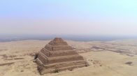 Die Pyramiden – Die Grabanlage des Königs Djoser ist etwa 4700 Jahre alt. Sie ist die älteste Pyramide Ägyptens.