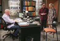 The Big Bang Theory – (v.li.) Professor Kip Thorne (Professor Kip Thorne), Johnny Galecki (Leonard Hofstadter), Kaley Cuoco (Penny).