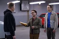 The Big Bang Theory – Um ihre Superfluid-Helium-Idee vor schwedischen Wissenschaftlern zu bewahren, müssen sich Leonard (Johnny Galecki, M.) und Sheldon (Jim Parsons, r.) auf einen zweifelhaften Deal mit dem Schwarzmarkt-Händler Kenny (Michael Rappaport) einlassen ...