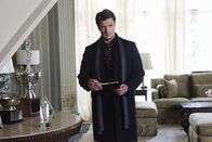 Castle – In der Villa des ermordeten Baseballspielers Cano Vega begibt sich Richard Castle (Nathan Fillion) auf Spurensuche.