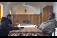Polar Park - Eiskalte Morde – Major Louvetots (Guillaume Gouix, li.) Wege der Ermittlung führen ins Kloster.